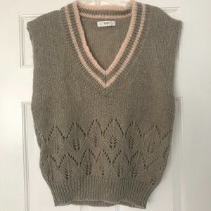 Cut off V neck wool sweater